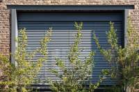 Raffstore-Jalousie vor Holz-Aluminium-Fenstern