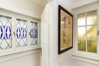 Holz-Fenster mit Bleiglas