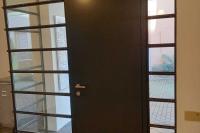 Aluminium-Haustür in Frankfurt am Main in dunkelgrau mit Sprossen seitliche Ansicht außen