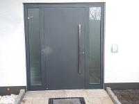 Aluminium-Haustür in dunkelgrau mit Seitenteilen und Stangengriff in Frankfurt