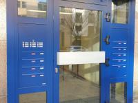 Aluminium-Haustür blau mit Briefkastenanlage in Frankfurt 
