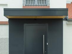 PaX-Haustür in schwarz mit Stangengriff in Frankfurt