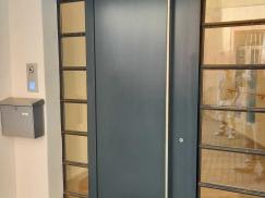 Aluminium-Haustür in Frankfurt am Main in dunkelgrau mit Sprossen seitliche Ansicht außen
