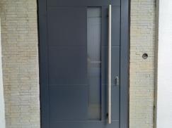 Aluminium-Haustür in Anthrazit mit Stangengriff in Frankfurt