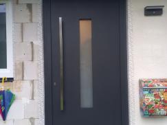 Haustür anthrazit mit Ornamentglas und Stangengriff in Frankfurt am Main