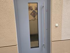 Haustür grau mit Lichtausschnitt in Kelkheim