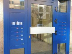 Aluminium-Haustür blau mit Briefkastenanlage in Frankfurt 