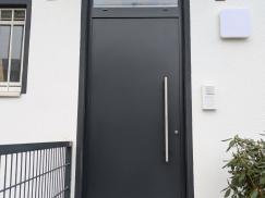 Aluminium-Haustür mit Oberlicht