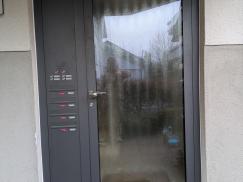 Glas-Haustür Mehrfamilienhaus mit Briefkasten