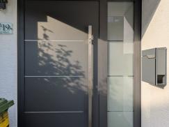 Haustür mit Seitenteil nachher