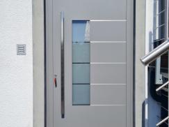 Aluminium-Haustür in hellgrau