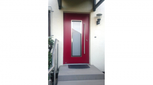 Rote Haustür mit großem Lichtausschnitt und Stangengriff