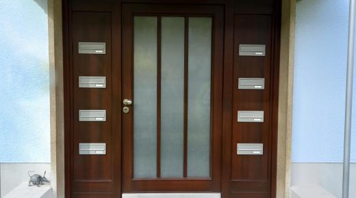 Holz-Haustür mit Briefkastenanlage