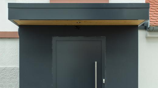 PaX-Haustür in schwarz mit Stangengriff Frontansicht