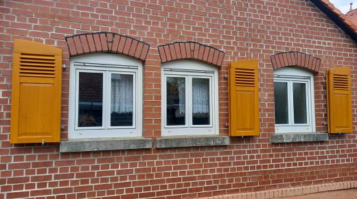 Fenster mit Holz-Klappläden in Frankfurt