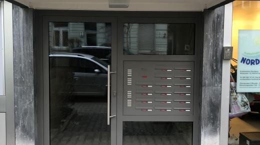 Aluminium-Haustür mit Briefkastenanlage in Frankfurt