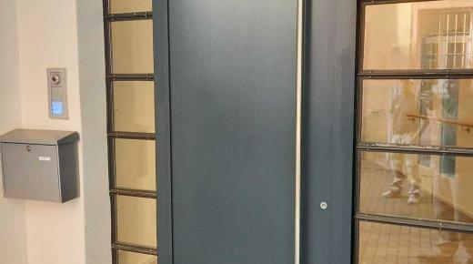 Aluminium-Haustür in Frankfurt am Main in dunkelgrau mit Sprossen seitliche Ansicht außen