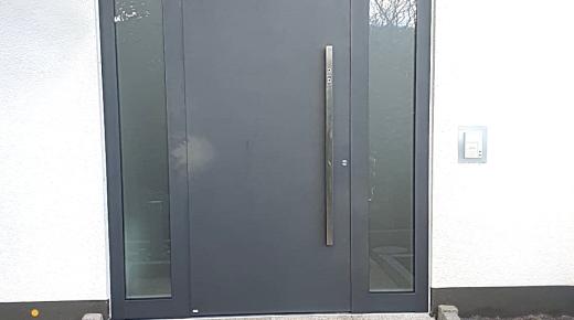 Aluminium-Haustür in dunkelgrau mit Seitenteilen und Stangengriff in Frankfurt