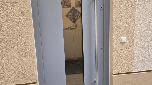 Haustür grau mit Lichtausschnitt in Kelkheim