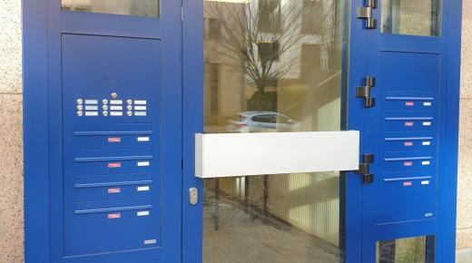 Aluminium-Haustür blau mit Briefkastenanlage in Frankfurt 