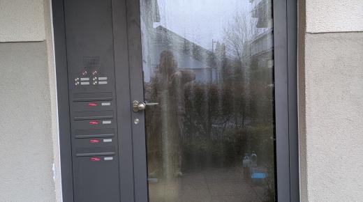 Glas-Haustür Mehrfamilienhaus mit Briefkasten