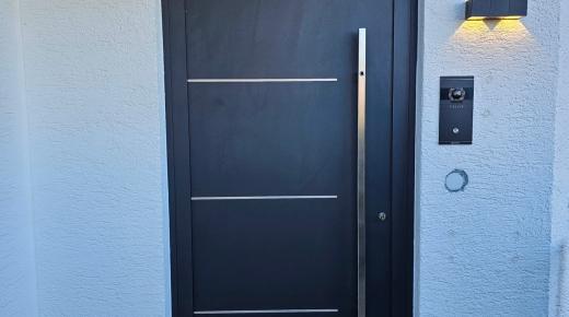 Aluminium-Haustür mit Stangengriff