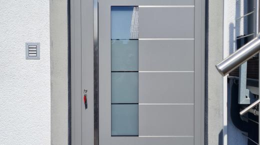 Aluminium-Haustür in hellgrau