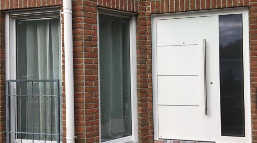 Weiße Haustür von PaX mit Seitenteil in Rodgau