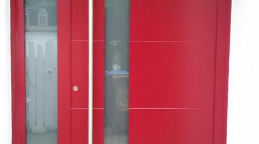 Rote Holz-Haustür mit Lichtausschnitt Seitenteil in Frankfurt