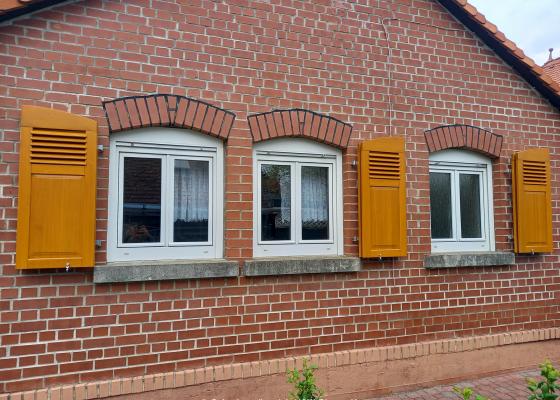 Fenster mit Holz-Klappläden in Frankfurt
