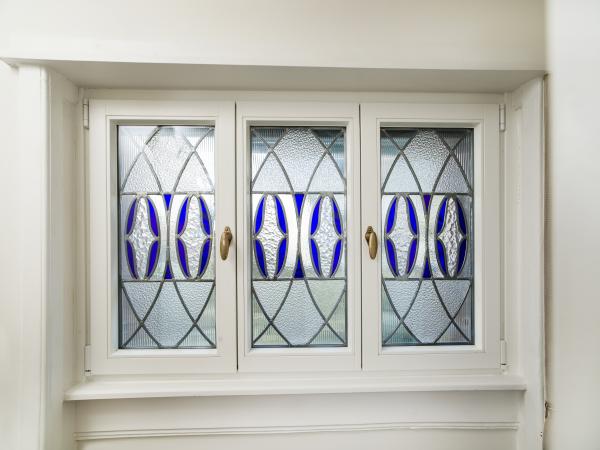Holz-Fenster mit Bleiglas