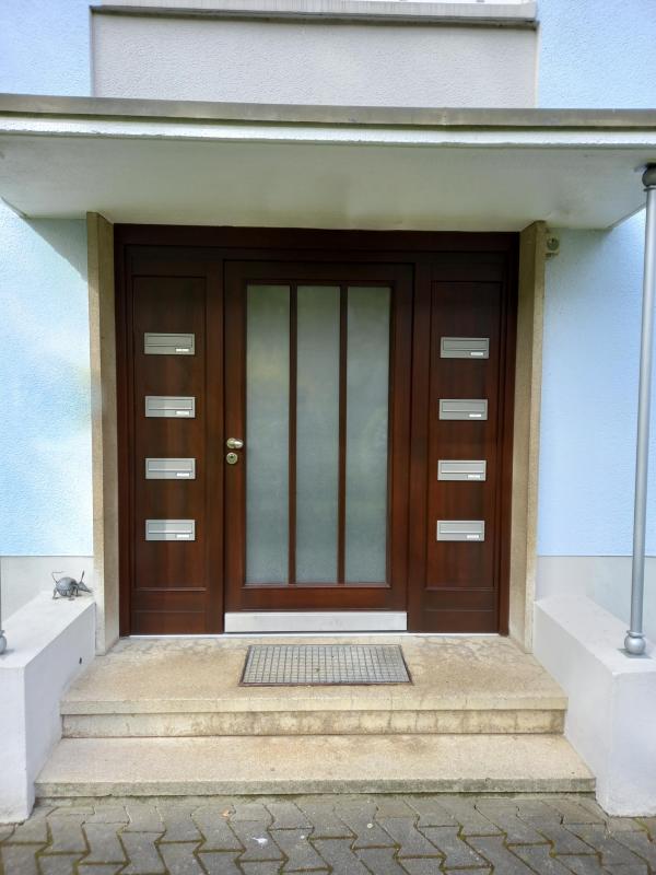 Holz-Haustür mit Briefkastenanlage