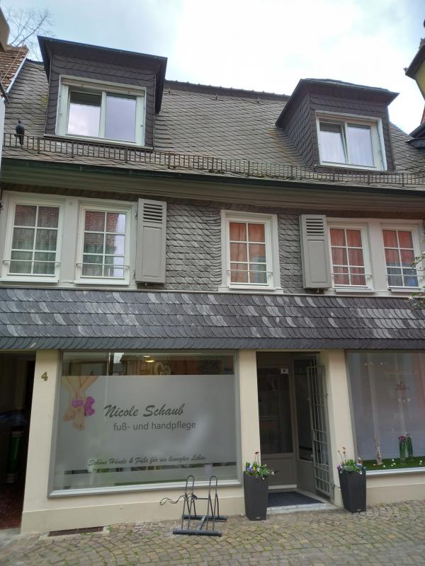 Sprossenfenster mit Klappläden 