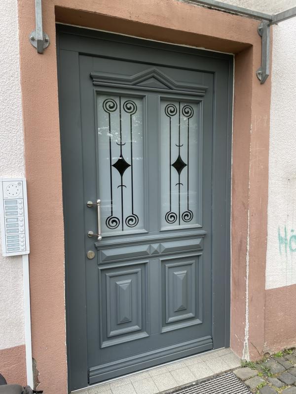 Holz-Haustür klassisch in grau in Frankfurt