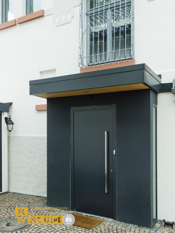 PaX-Haustür in schwarz mit Stangengriff