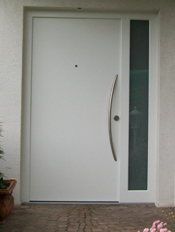 Weiße Haustür mit Seitenteil