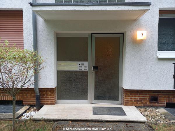 Aluminium-Haustür vor Austausch
