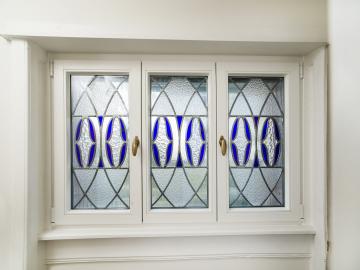 Holz-Fenster mit Bleiglas