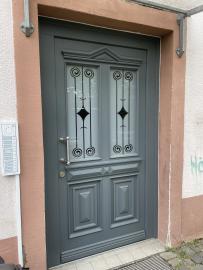 Holz-Haustür klassisch in grau in Frankfurt
