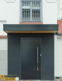 PaX-Haustür in schwarz mit Stangengriff Frontansicht