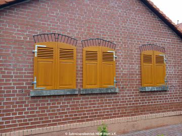 Klappläden Holz geschlossen