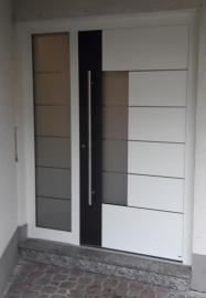 Weiße Haustür mit Griffstange und Lichtausschnitten