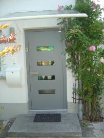 Moderne Haustür in Hellgrau