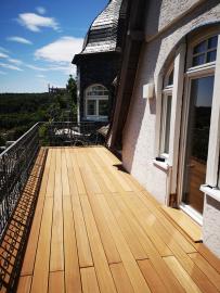 Balkon mit Holzboden