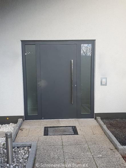 Graue Aluminium-Haustür mit zwei Seitenteilen in Frankfurt