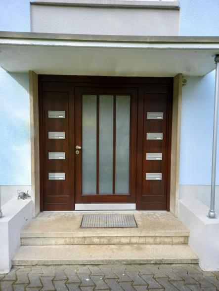 Holz-Haustür mit Briefkastenanlage in Frankfurt