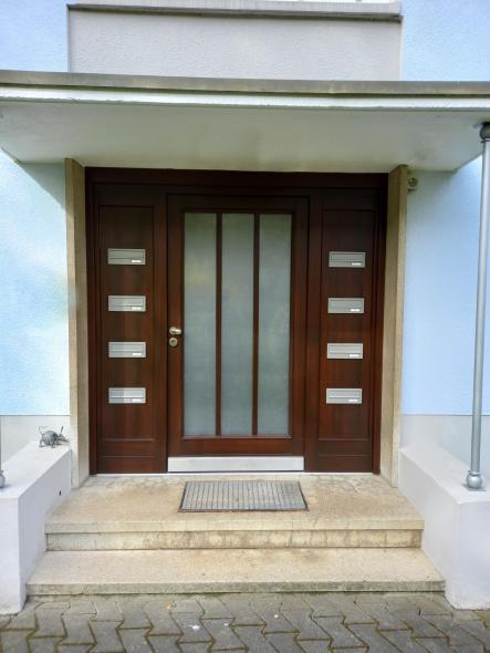 Holz-Haustür mit Briefkastenanlage von Schreinerei Blum in Frankfurt