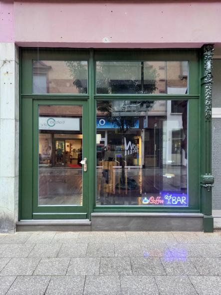 Grüne Holz-Fenster Schaufenster in Frankfurt von Blum
