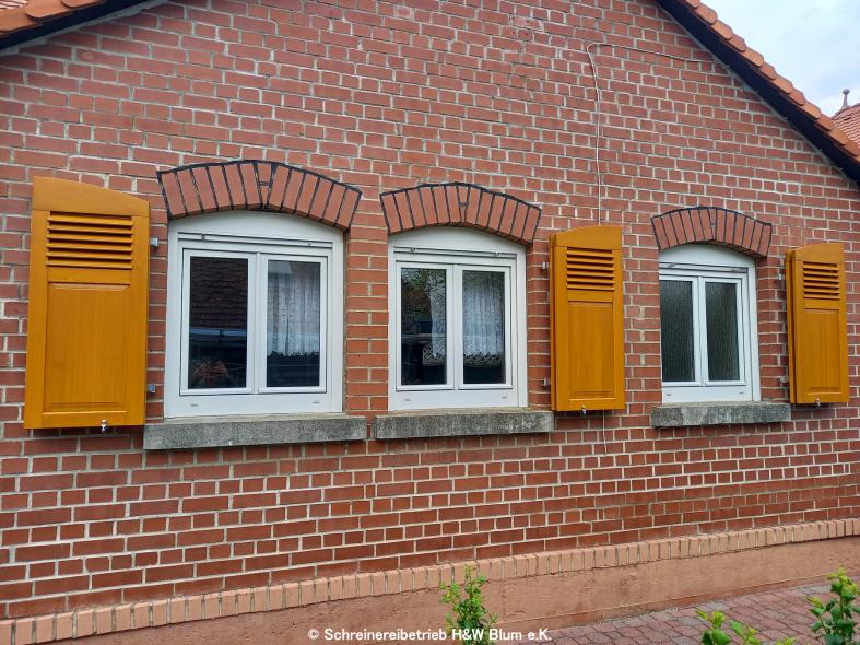 Fenster mit Holz-Klappläden in Frankfurt