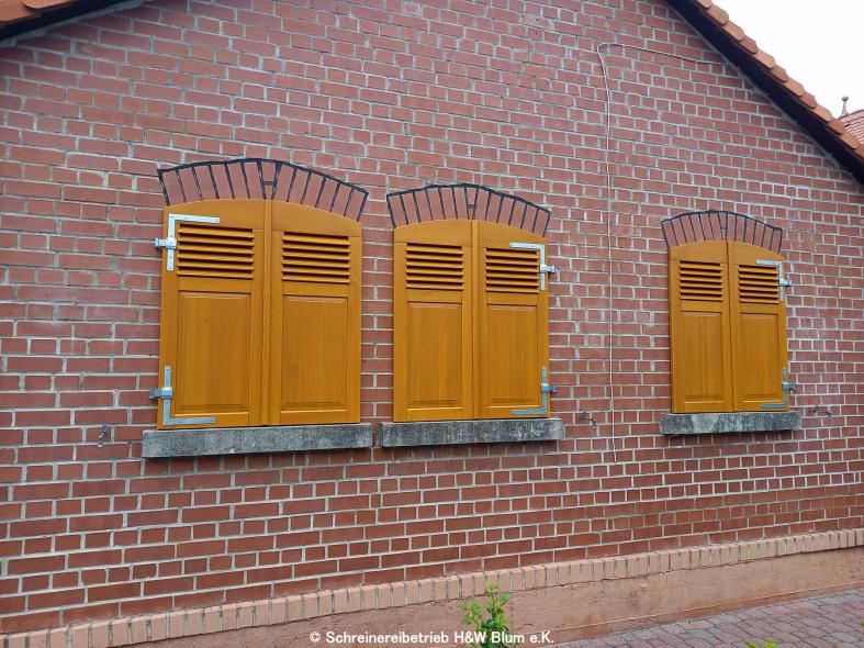 Klappläden Holz geschlossen in Frankfurt